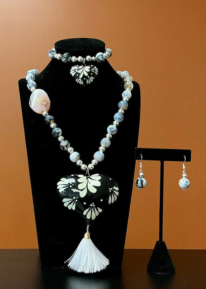 Corazón Pintado Necklace Set - Black with White Tassel