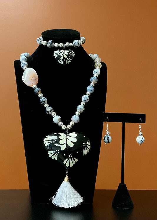 Corazón Pintado Necklace Set - Black with White Tassel