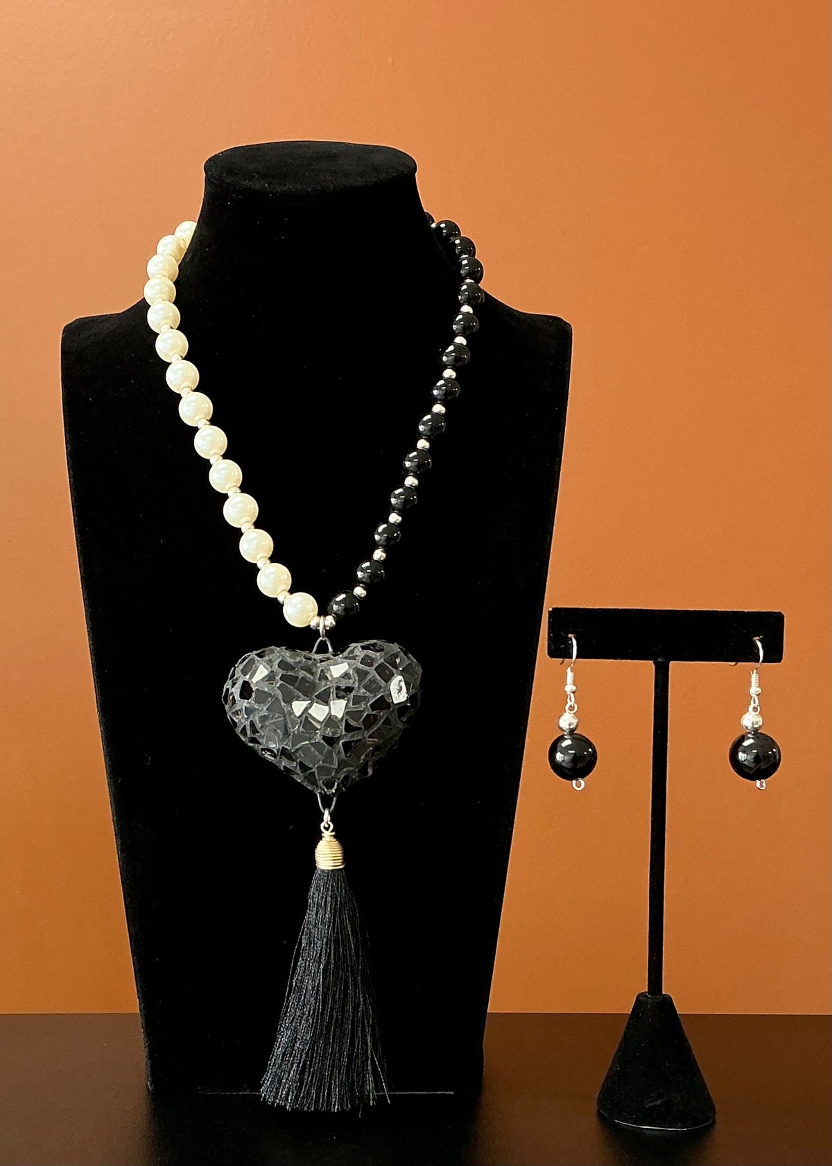 Onyx-Pearl Corazón Necklace & Earrings