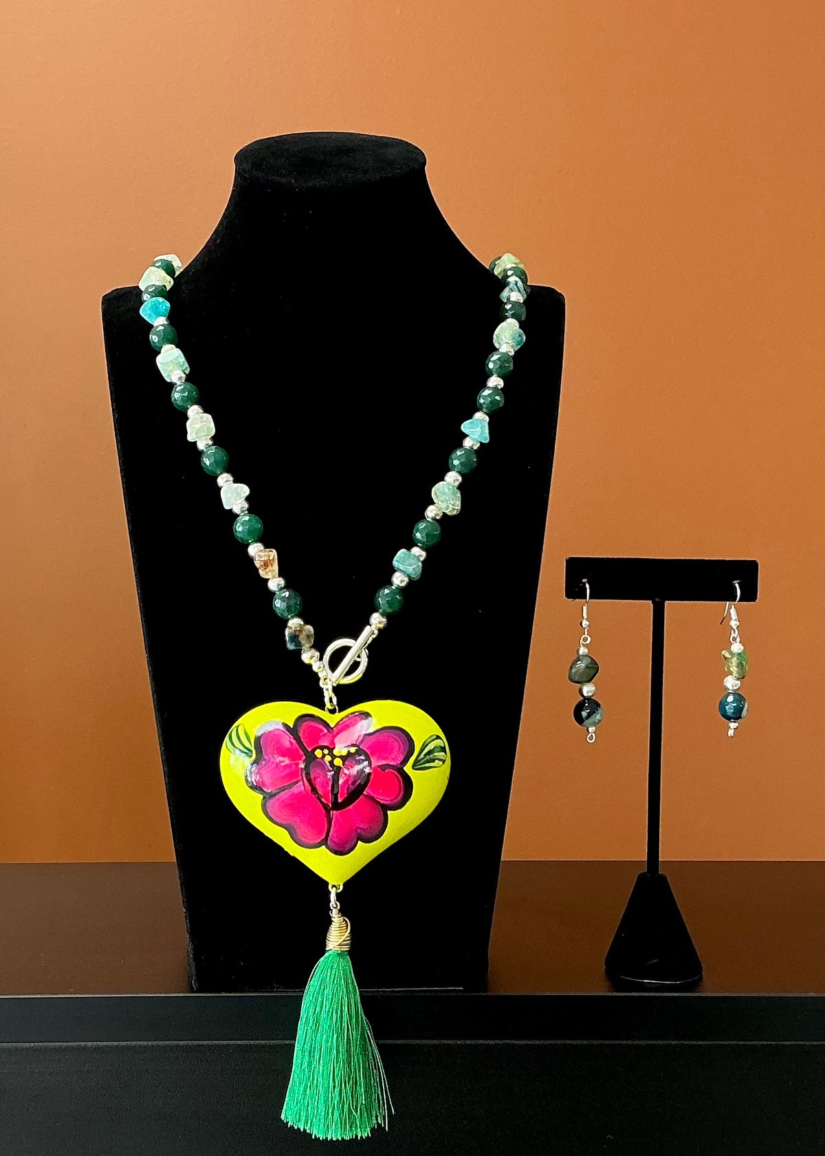 Flower Corazón Pintado Jade Necklace & Earrings