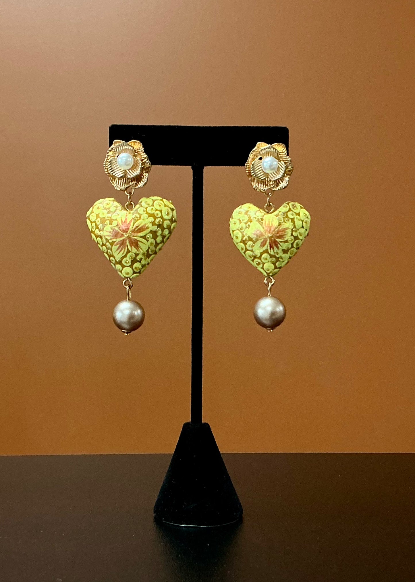 Oro del Sol Corazón Earrings